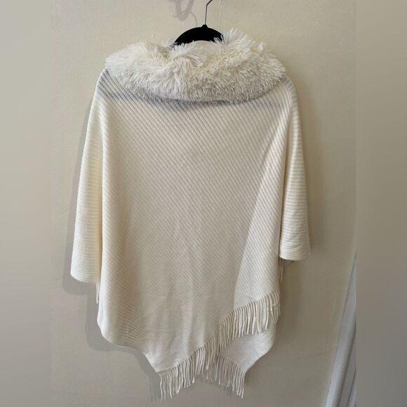 Steve Madden OS Faux Fur Collar Poncho Sweater Knit Beige light cream cape - Picture 2 of 8